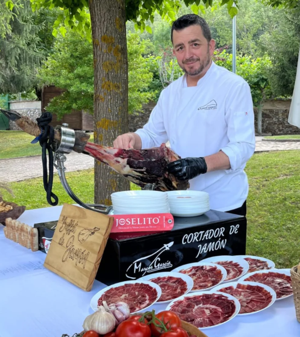 Juan Alberto Izquierdo Escolar, socio fundador y maestro cortador de jamón ibérico de GIIG