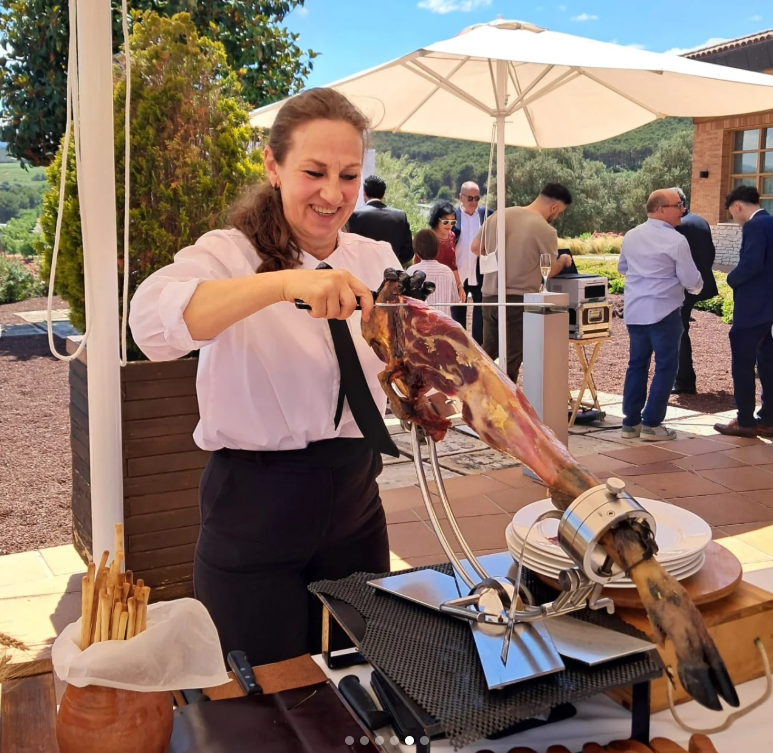 Claudia Popovici, maestra cortadora de jamón ibérico del equipo GIIG en La Rioja