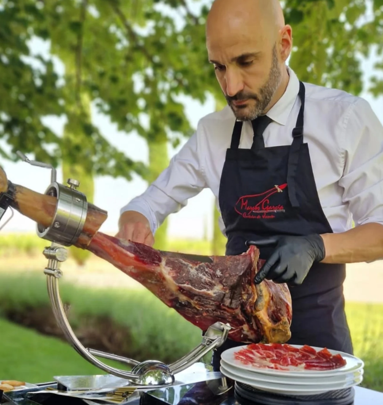 Marcos García Torrecilla, socio fundador y maestro cortador de jamón ibérico de GIIG en La Rioja