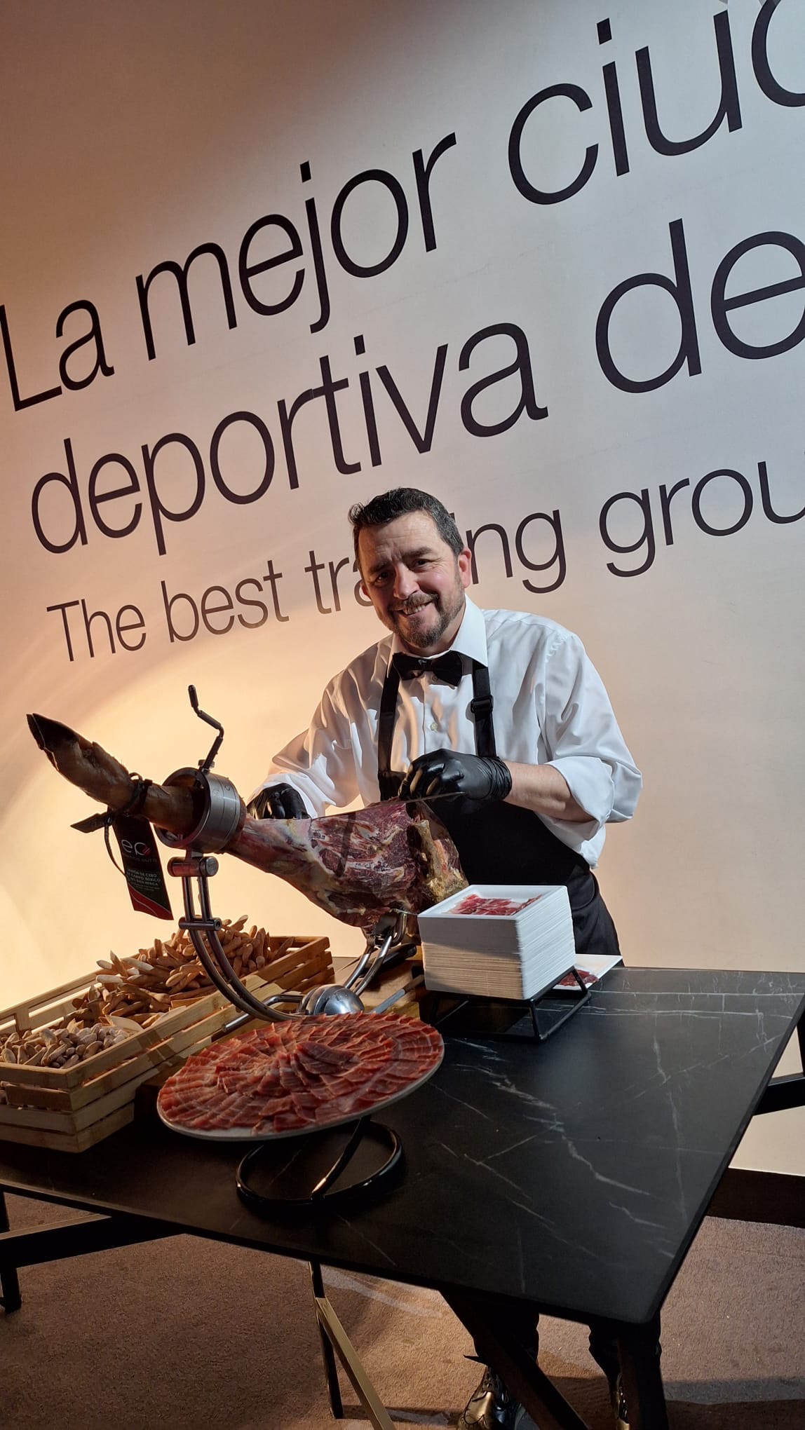 Servicio premium de cortadores de jamón Izquierdo García en el Santiago Bernabéu