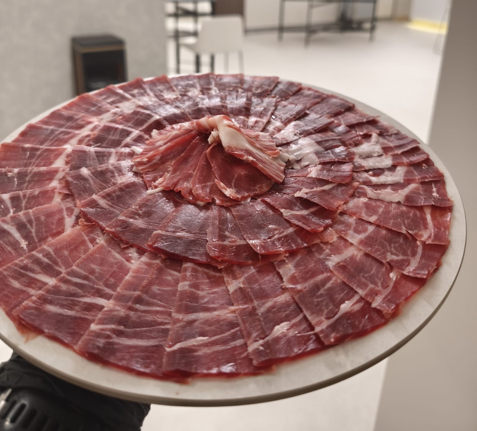 Mesa de corte de jamón ibérico gourmet montada por el equipo GIIG en el estadio Santiago Bernabéu