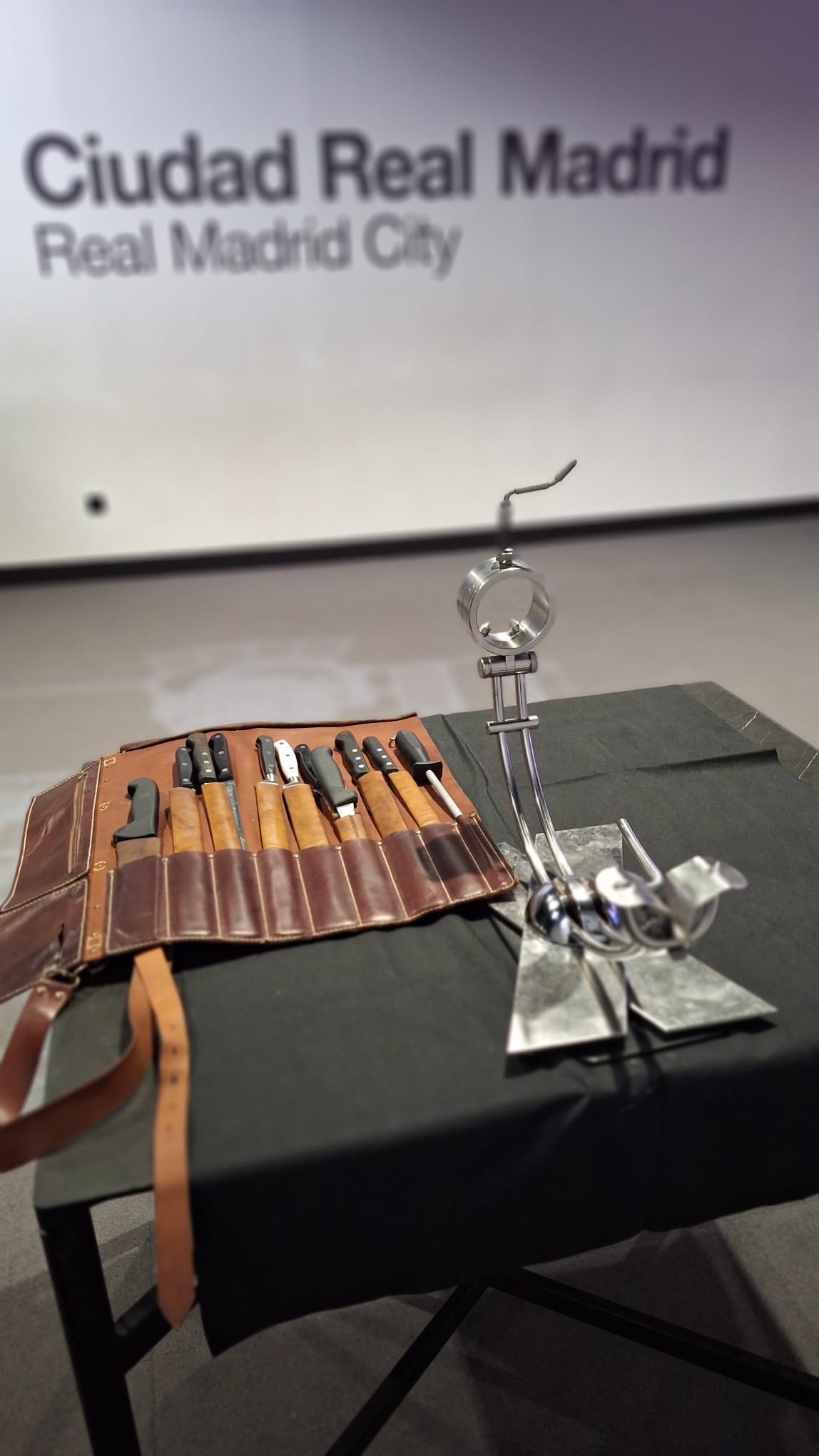 Detalle del corte a cuchillo de jamón ibérico GIIG durante evento corporativo en el Bernabéu