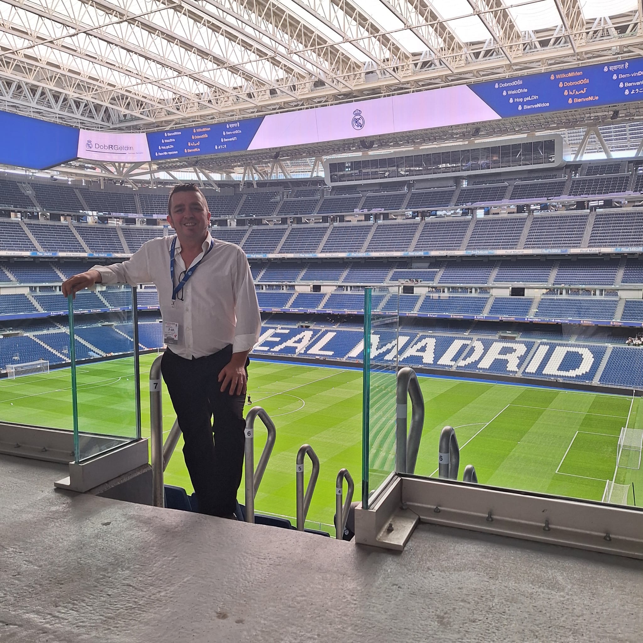 Corte artesanal de jamón ibérico de bellota en evento de élite en el Santiago Bernabéu