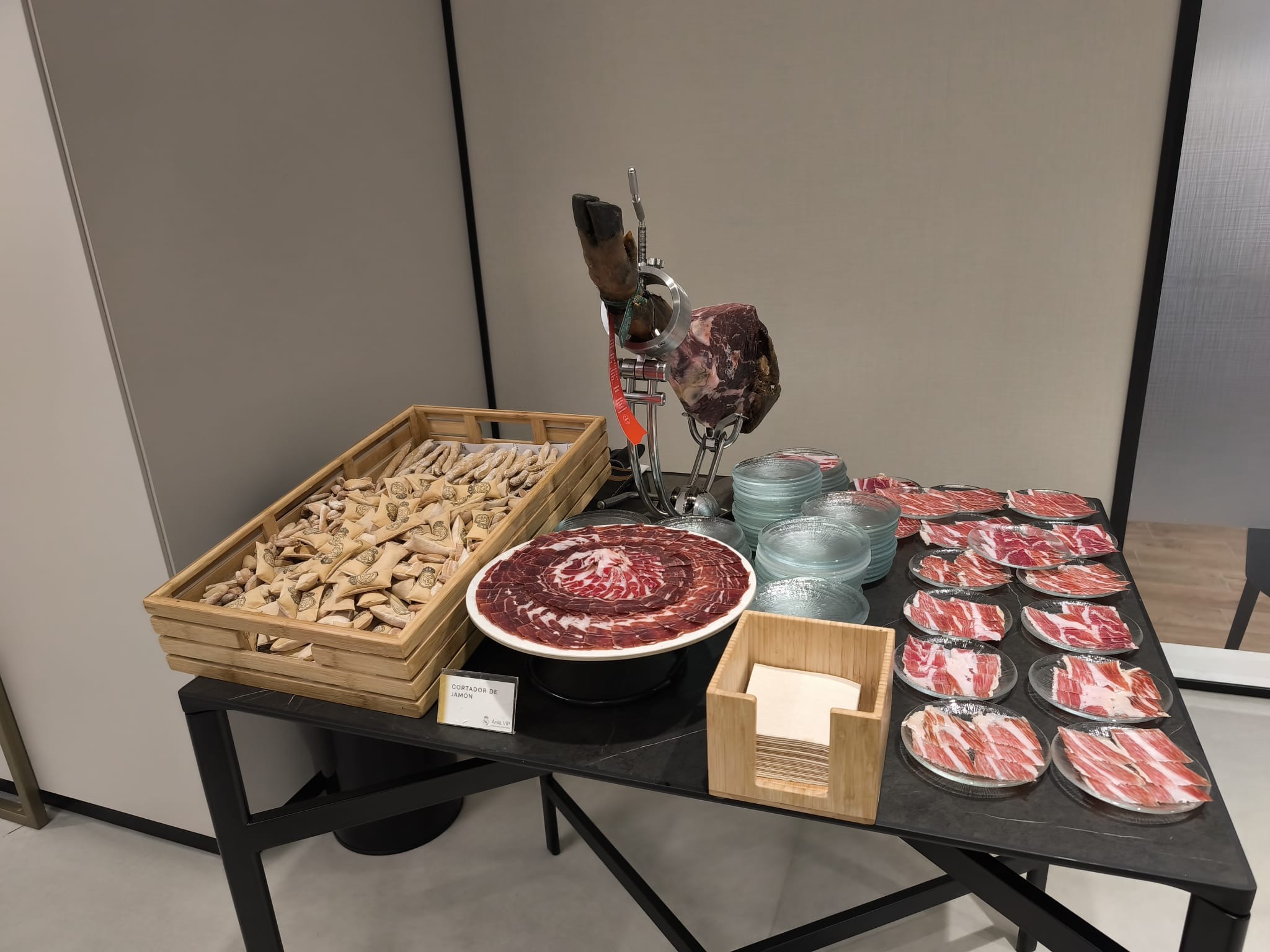 Servicio exclusivo de jamón ibérico a cuchillo para personalidades en el estadio Santiago Bernabéu