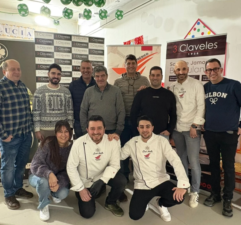 Alumno aprendiendo la técnica de corte de jamón ibérico a cuchillo en la Academia GIIG