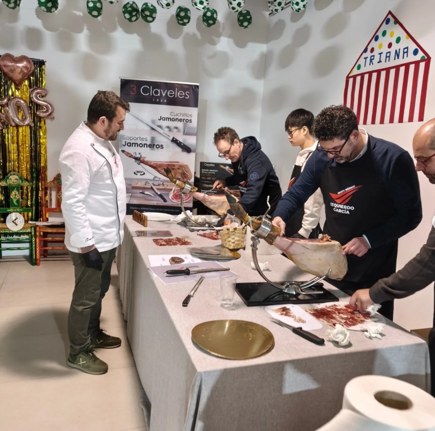 Formación práctica de corte de jamón ibérico a cuchillo con maestros cortadores en La Rioja