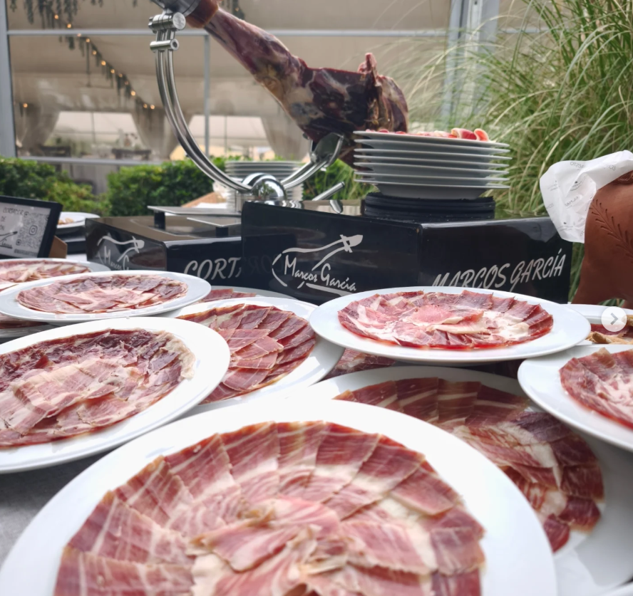 Maestro cortador de jamón ibérico del equipo GIIG en vivo durante el cóctel de una boda en La Rioja