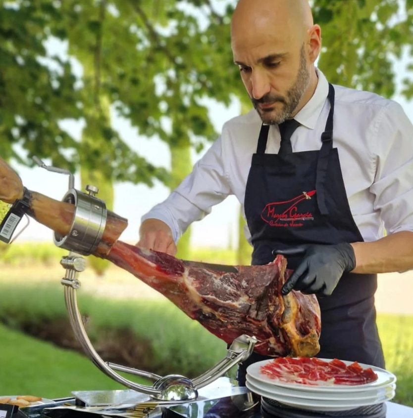 Mesa de quesos gourmet y buffet ibérico para eventos exclusivos preparada por el equipo GIIG