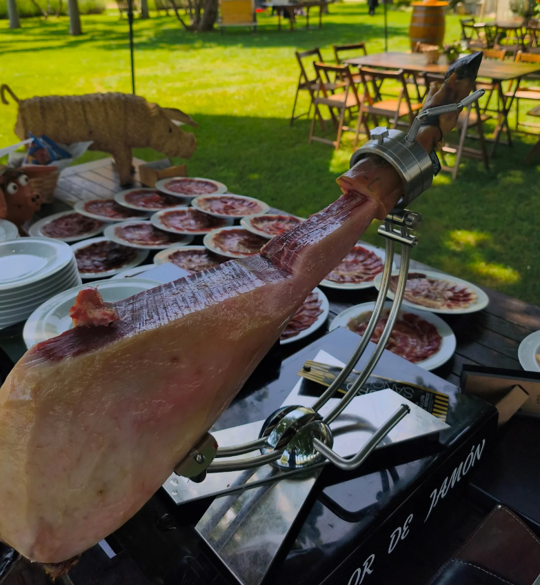 Maestro cortador de jamón ibérico de GIIG uniformado en evento corporativo en La Rioja