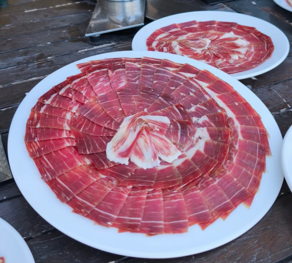 Detalle de plato de jamón ibérico cortado a cuchillo