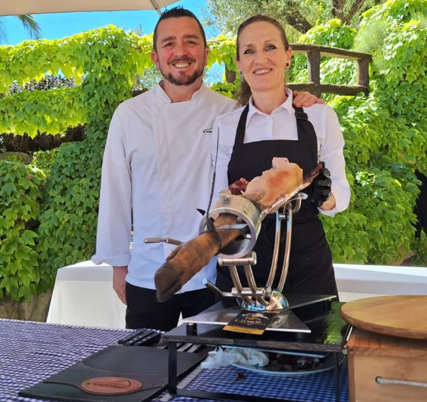 Montaje de buffet exclusivo y mesa de quesos gourmet